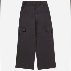 Everlane The Wide Leg Crop Cargo Pant in Black. Size 8.